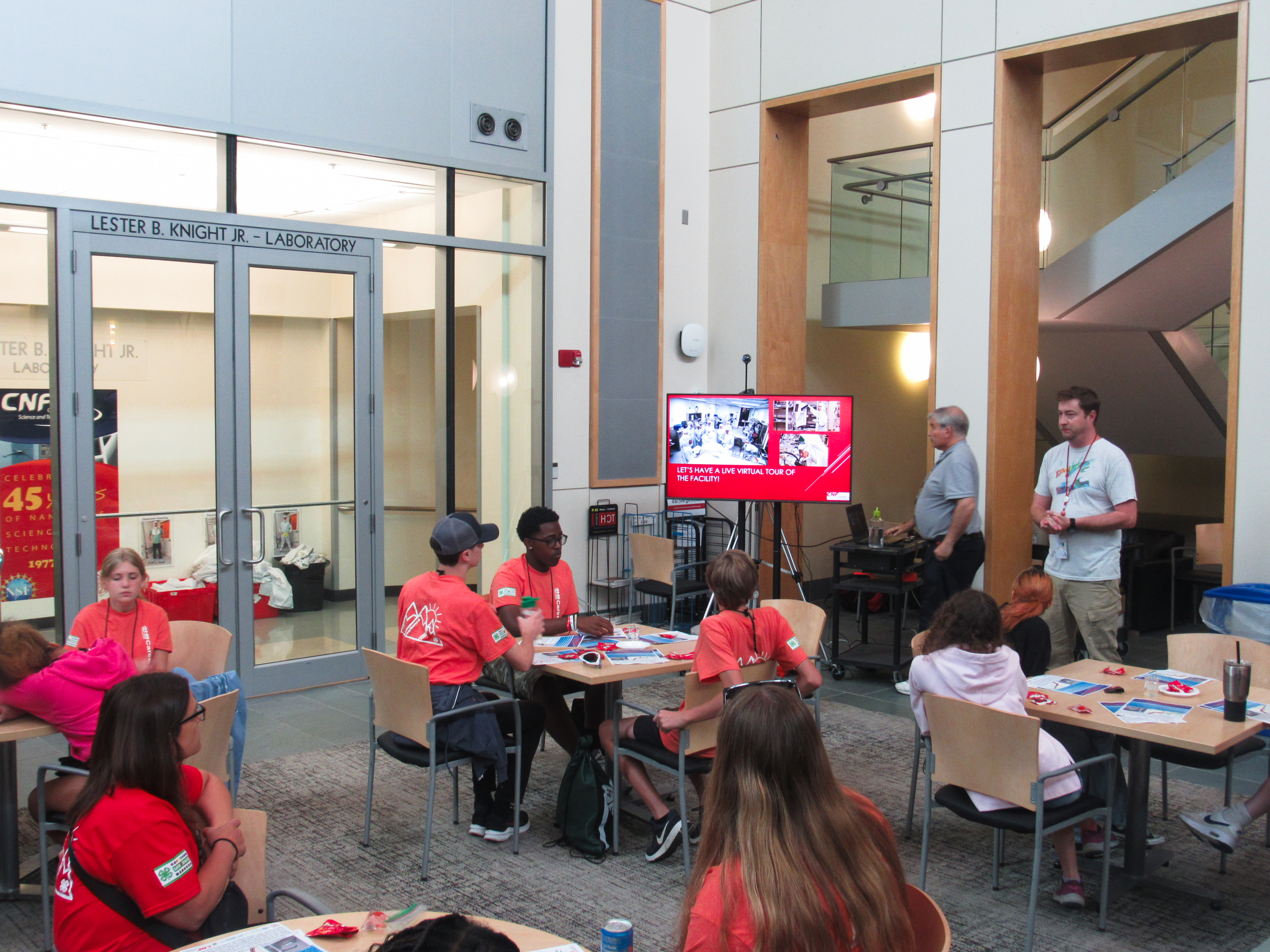 Students watching virtual tour of Knight Lab